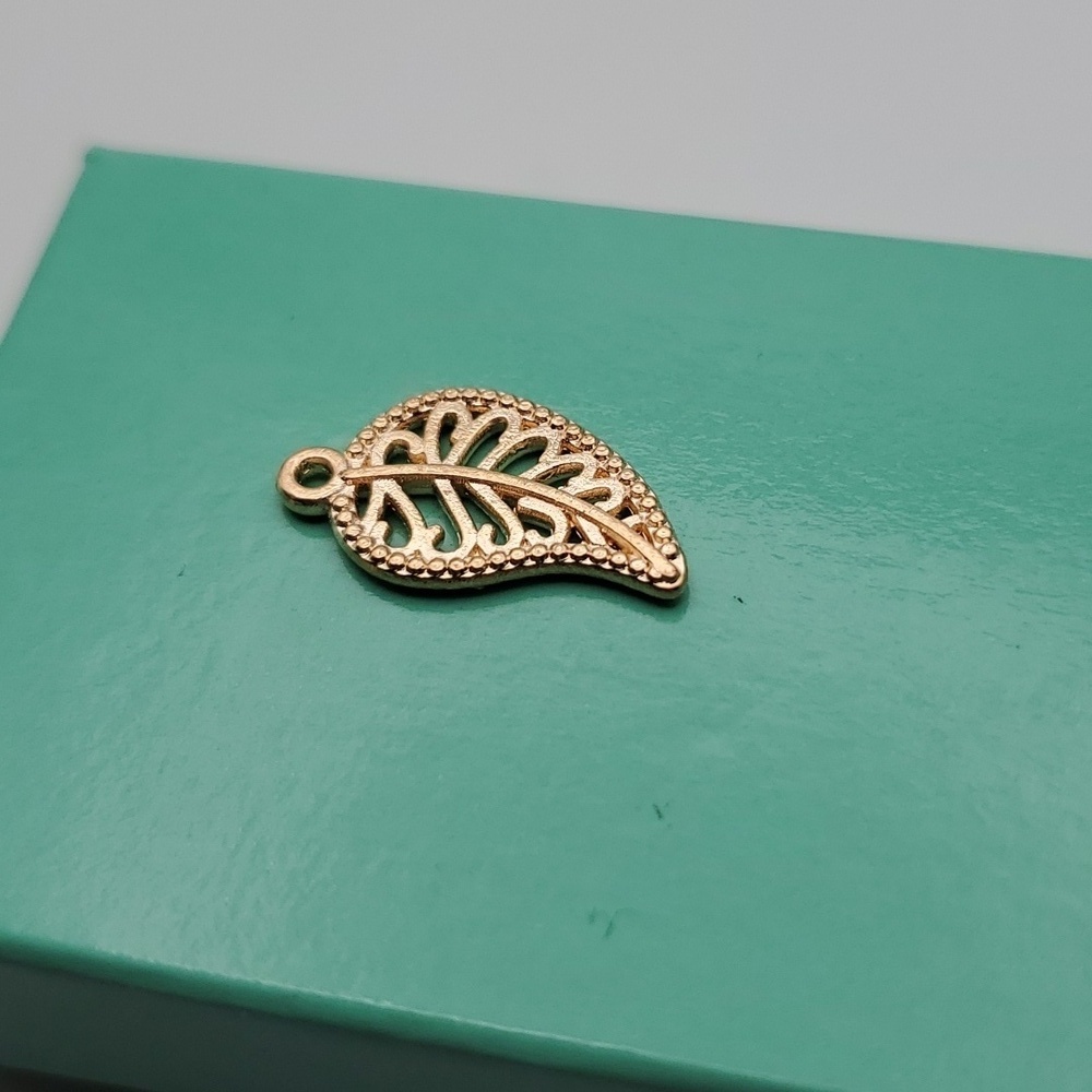 Feather‎ wind charm